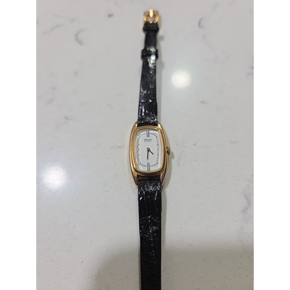Vintage Seiko Women's 1320-5769 Gold Tone Watch Black Reptile Strap Petite